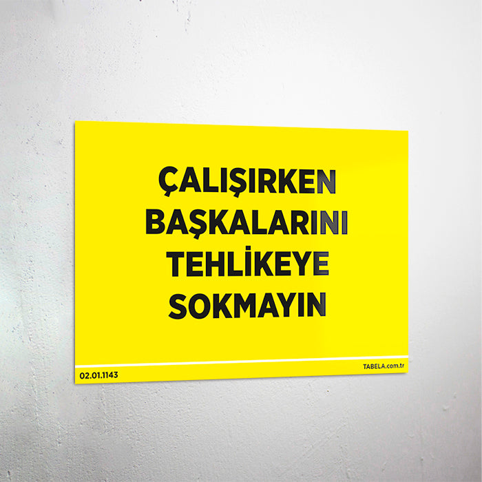 Çalışırken Başkalarını Tehlikeye Sokmayın levhası