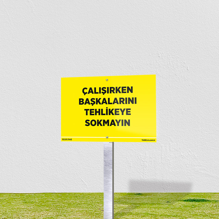 Çalışırken Başkalarını Tehlikeye Sokmayın levhası