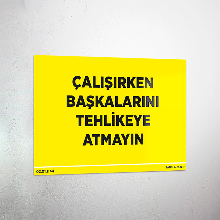 Çalışırken Başkalarını Tehlikeye Atmayın Levhası