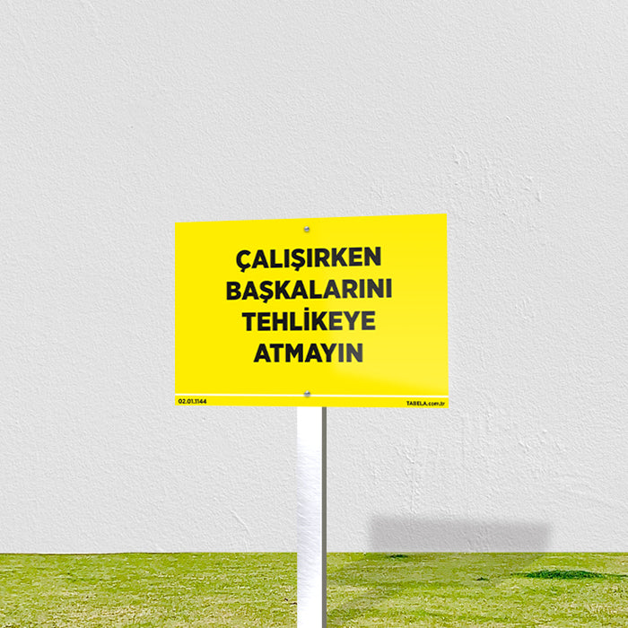 Çalışırken Başkalarını Tehlikeye Atmayın Levhası
