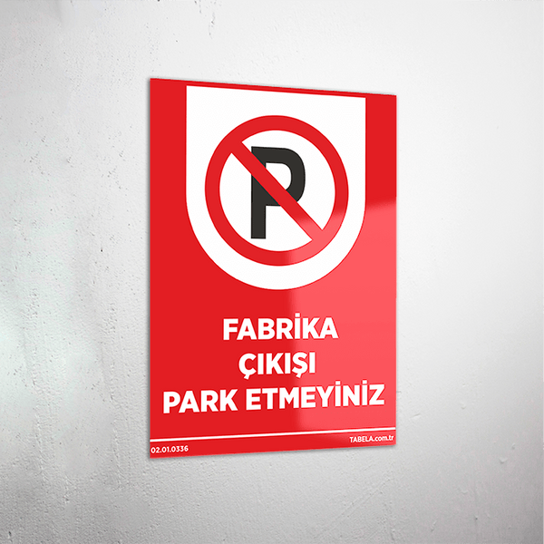 fabrika çıkışına araç park edilmez levhası